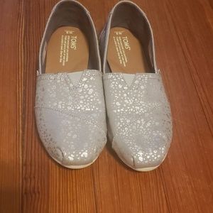 Metallic gray Toms sz 8